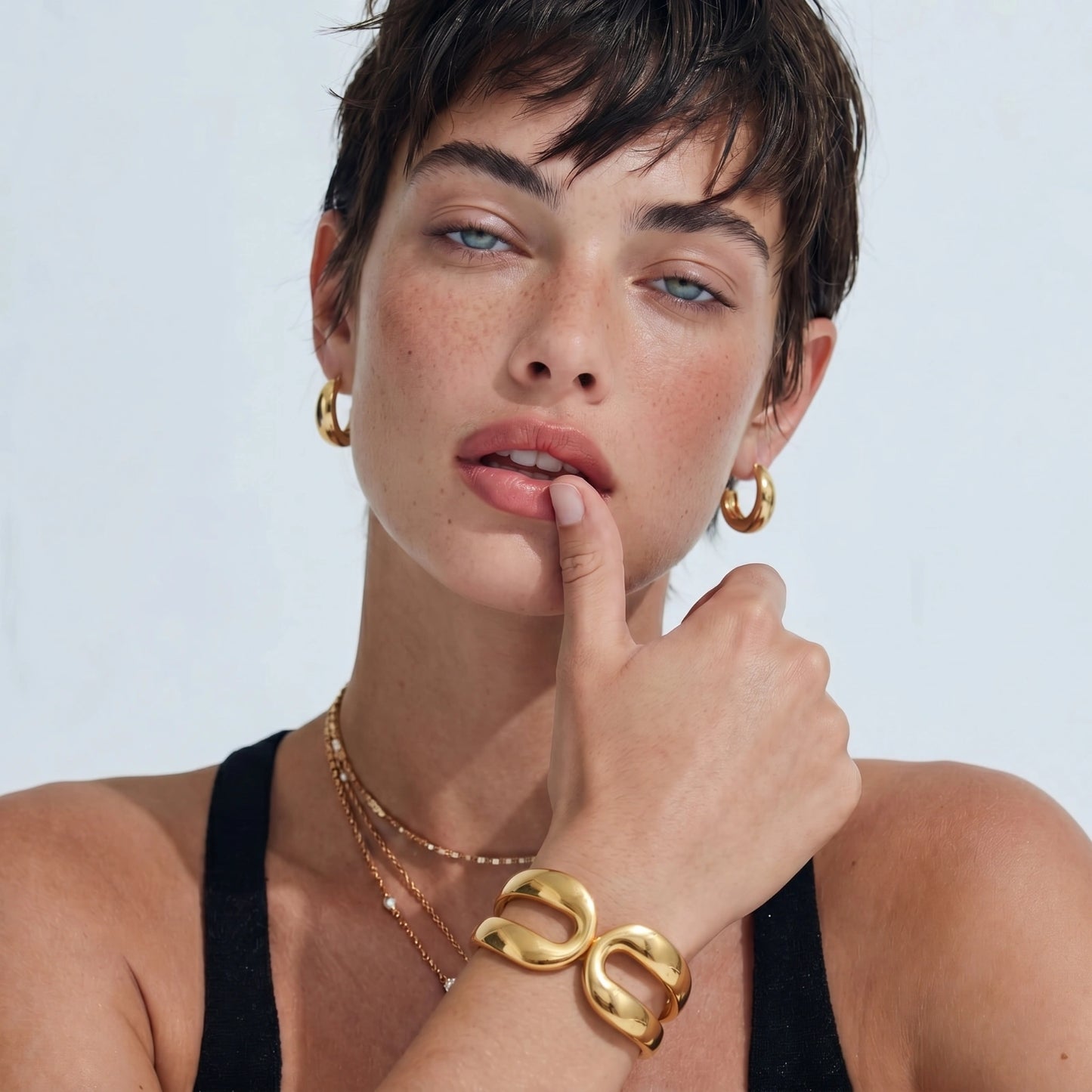 Brazalete Escultural Aura Loop – Baño de Oro 18K