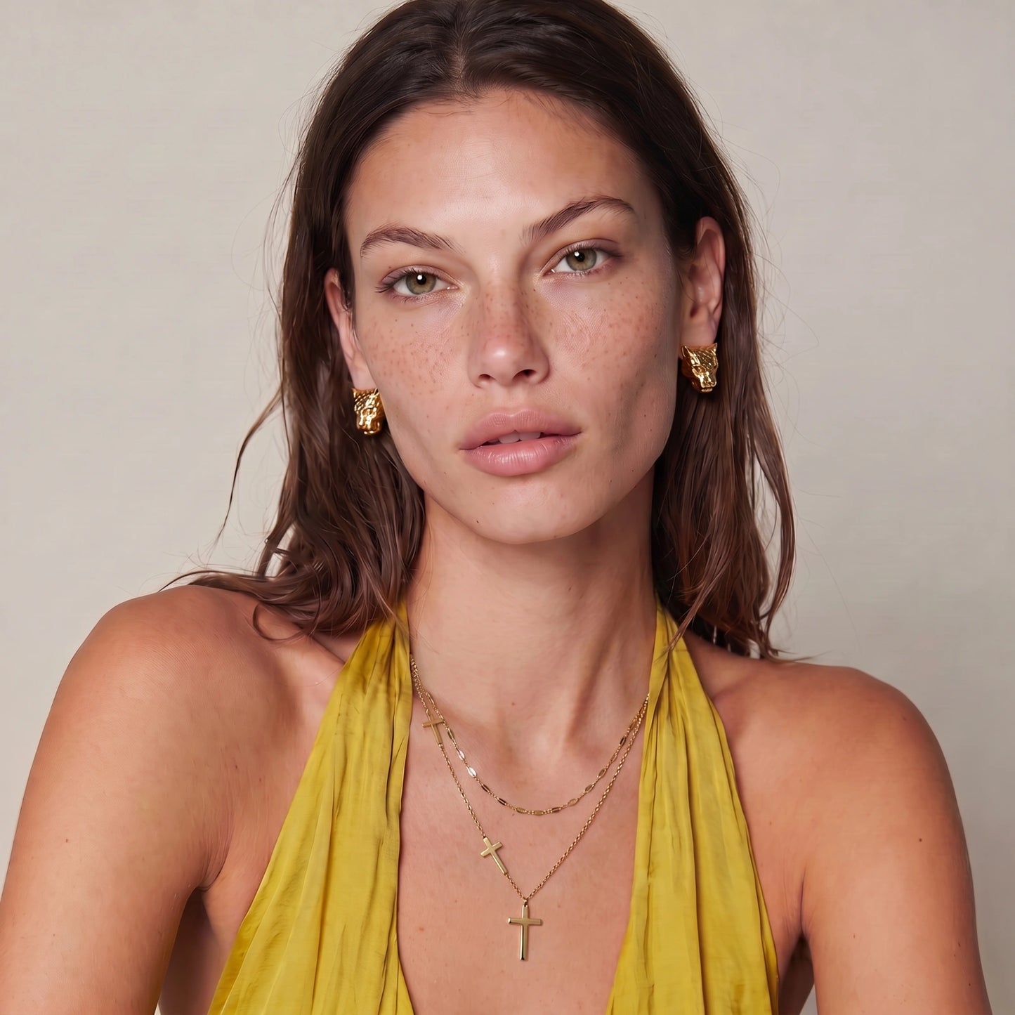 Collar Multicapa Aura Cross – Baño de Oro 18K