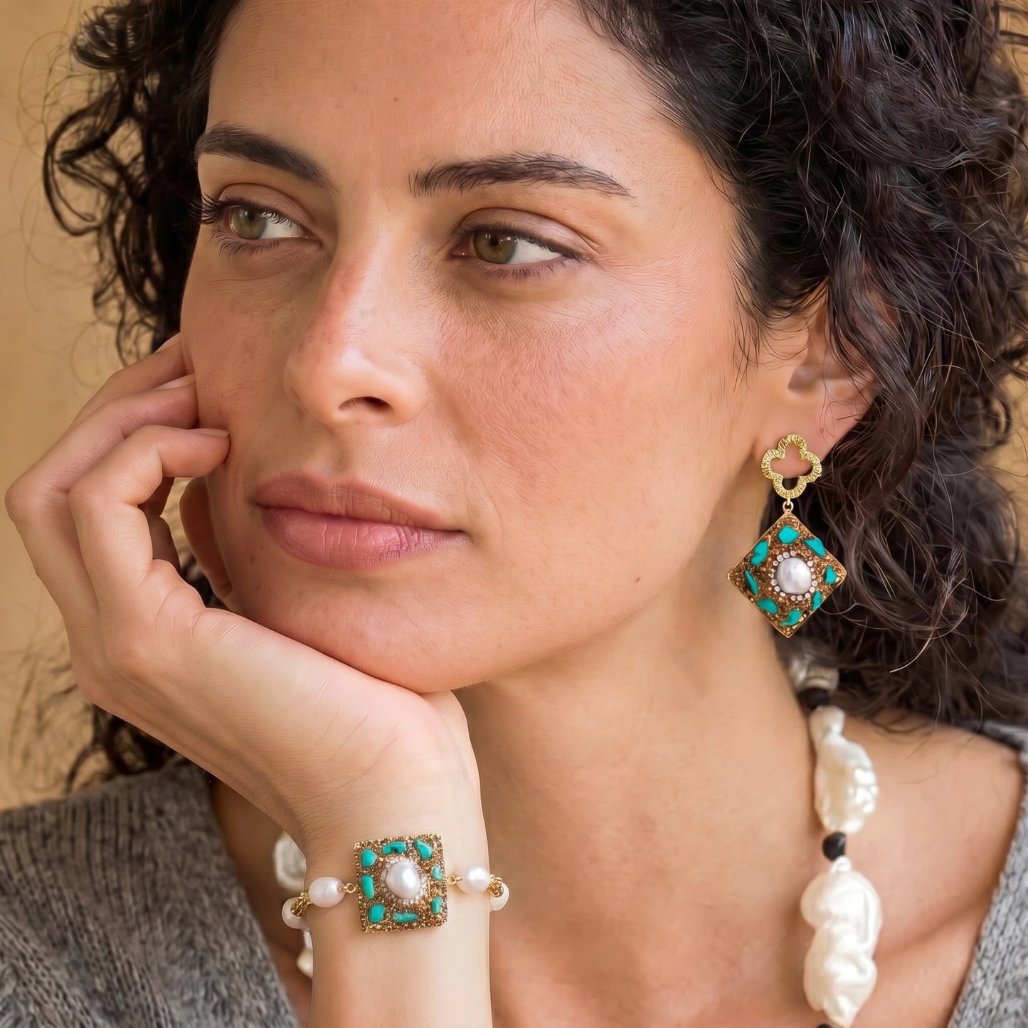 Pendientes Colgantes Bizantinos con Perla Barroca – Baño de Oro 14K