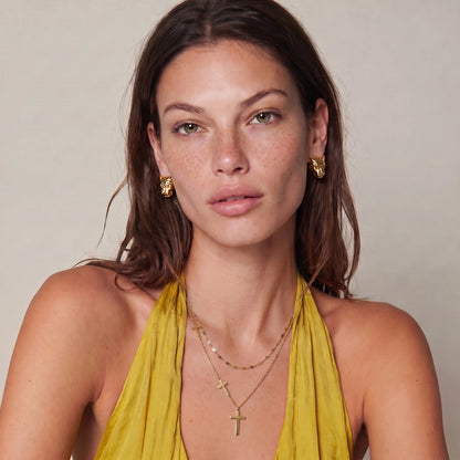 Collar Multicapa Aura Cross – Baño de Oro 18K